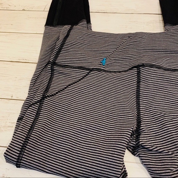 SIZE 4 Lululemon stripe black gray crop has zipper rebel runner - Picture 4 of 6